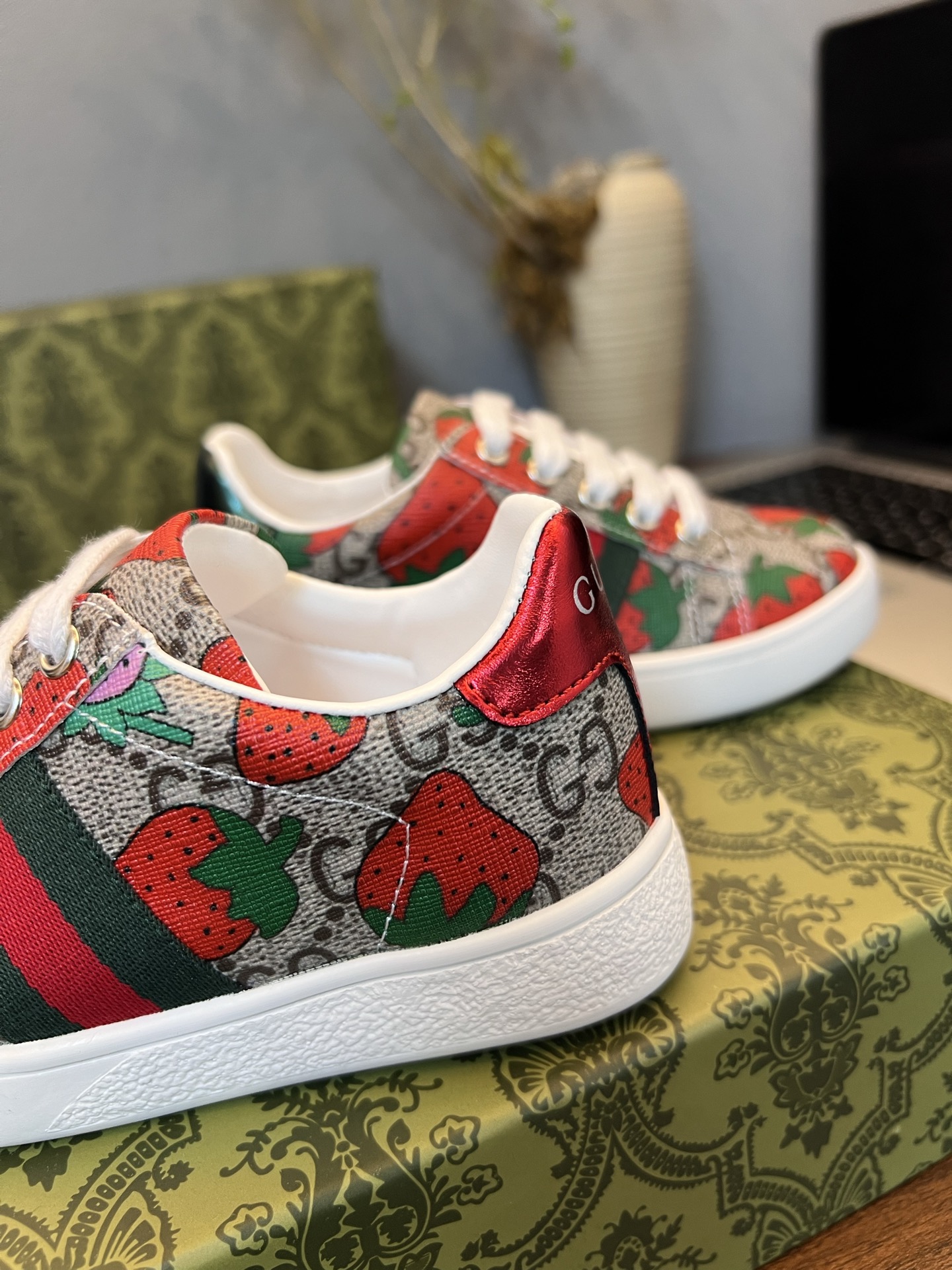 Children's shoes child